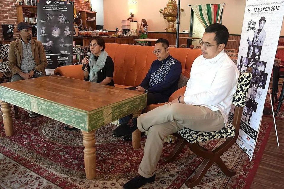 UBAH IMEJ BATAM: Setiausaha Kedua (Ehwal Ekonomi) di Kedutaan Indonesia (Singapura), Encik Mohammad Reza Adenan (kanan) berharap pesta jaz dan fesyen Batam, Bajafash, dapat menjadi wadah menyemarakkan industri kreatif pulau itu di samping memperbetulkan salah tanggapan atau imej negatif sesetengah orang tentang Batam. Bersamanya adalah penggerak Bajafash, Encik Steve Evans (kiri) dan Cik Indina Putri Fajar (dua dari kiri) serta penyanyi Singapura, Rudy Djoharnaen. 