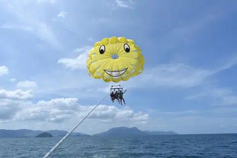 ‘Parasailing’ merupakan salah satu kegiatan yang boleh dilakukan di Langkawi. 