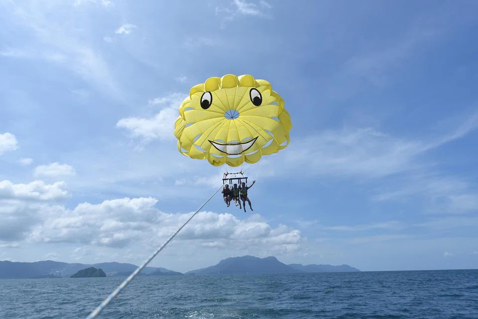 ‘Parasailing’ merupakan salah satu kegiatan yang boleh dilakukan di Langkawi. 
