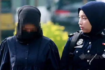 Seorang remaja perempuan (kiri) dituduh di Mahkamah Sungai Besar pada 10 April  atas kesalahan menyembunyikan kelahiran secara rahsia.