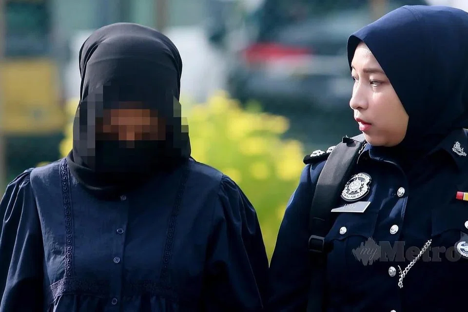 Seorang remaja perempuan (kiri) dituduh di Mahkamah Sungai Besar pada 10 April  atas kesalahan menyembunyikan kelahiran secara rahsia.