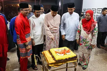 SAMBUTAN SEDERHANA: Presiden Umno, Datuk Seri Dr Ahmad Zahid Hamidi (tengah), memotong pulut kuning selepas majlis bacaan Yasin, Tahlil dan doa selamat sempena Sambutan Ulang Tahun Umno Ke-77 di Surau Ar-Rahman Menara Dato' Onn, Pusat Dagangan Dunia Kuala Lumpur (WTCKL) pada 12 Mei lalu. Turut hadir ialah Timbalan Presiden Umno, Datuk Seri Mohamad Hasan (dua dari kanan). - Foto BERNAMA