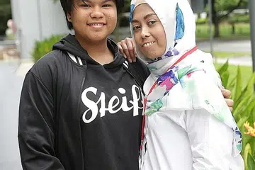 SOKONGAN ANAK: Cik Haslina Wannor (kanan) menghabiskan banyak masa di samping anak tunggalnya, NurAqilah Andrelina Mohammad Andisufian, yang sering menemaninya. - Foto PHOCEPT
