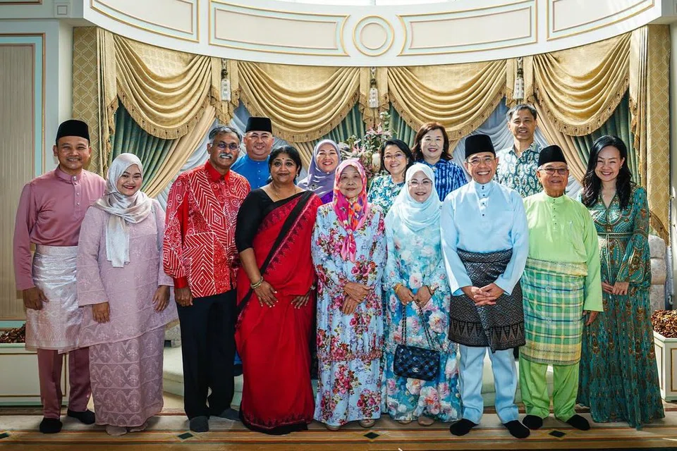 Menteri di Pejabat Perdana Menteri yang juga Menteri Kedua (Pendidikan merangkap Ehwal Luar), Dr Mohamad Maliki Osman (depan, tiga dari kanan), berpeluang berhubung semula dengan ramai rakan warga Brunei, meneruskan hubungan erat Brunei dan Singapura yang sudah terjalin lama. Bersamanya ialah (depan, dari kiri) Mayor Majlis Pembangunan Masyarakat (CDC) South East, Encik Fahmi Aliman, dan isteri, Cik Rohana Mohd Salleh; Menteri Negara (Pengangkutan merangkap Undang-Undang), Encik Murali Pillai, dan isteri, Dr N. Gowri; serta Anggota Parlimen (AP) GRC West Coast, Cik Rachel Ong (kanan).