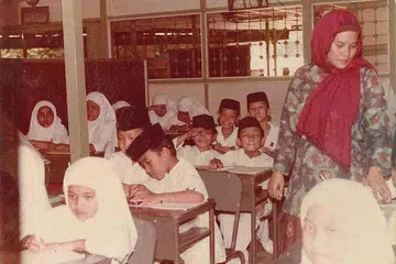 SEDANG MENGAJAR: Ustazah Norlia sedang mengajar di kelas SURM pada tahun 1980-an. - Foto BNIAGA