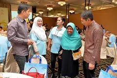 BANTUAN DIIKTIRAF: Usaha sukarelawan Neighbours, Cik Salmiah (dua dari kiri) dan Cik Nekmah (tiga dari kiri), yang menjaga Cik Zainab Abdullah (dua dari kanan), diiktiraf semalam di satu majlis penghargaan. Anugerah disampaikan oleh Encik Tan Chuan-Jin (kiri) bersama Dr Maliki Osman (kanan). - Foto M.O. SALLEH