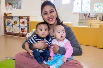 GEMAR DIDIK KANAK-KANAK: Cik Nuraslina Safaruan meninggalkan kerjaya sebagai pramugari kerana mahu menjadi guru prasekolah. - Foto ZALEHA ABDUL KADER