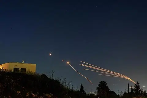 Gambar fail menunjukkan sistem antipeluru berpandu Israel memintas roket yang dilancarkan dari Lebanon ke arah Israel di ruang angkasa sempadan Lebanon-Israel pada 12 April. 
