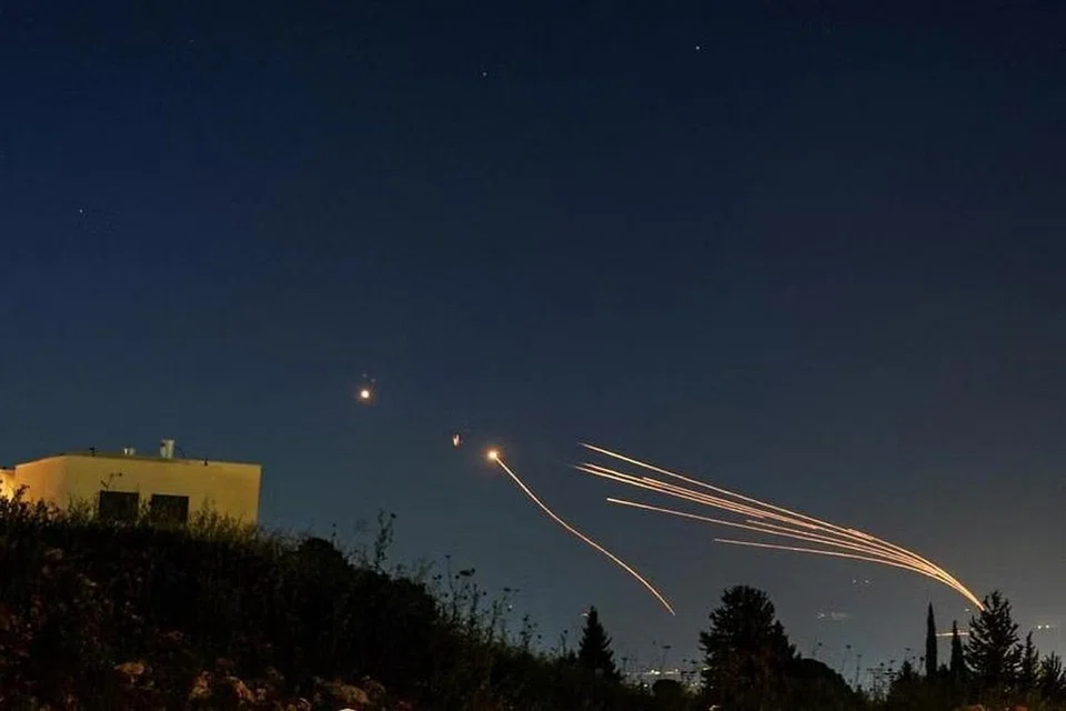 Gambar fail menunjukkan sistem antipeluru berpandu Israel memintas roket yang dilancarkan dari Lebanon ke arah Israel di ruang angkasa sempadan Lebanon-Israel pada 12 April. 