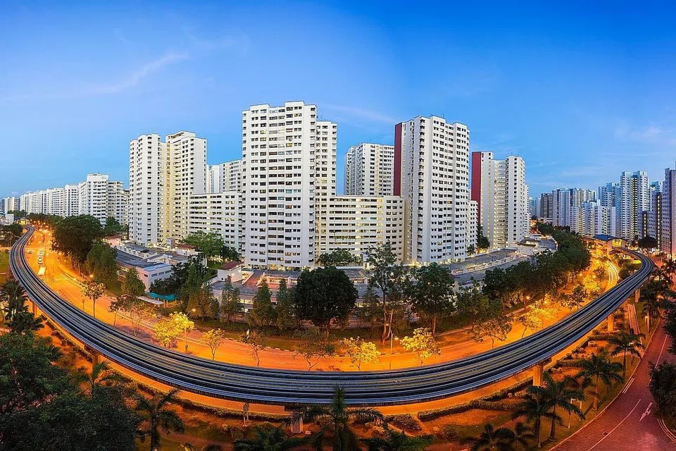 PERLINDUNGAN PENTING: Majoriti pemilik rumah HDB membayar pinjaman perumahan secara ansuran setiap bulan menggunakan wang Tabung Simpanan Pekerja (CPF) mereka. Bagi anggota CPF ini, adalah wajib bagi mereka untuk dilindungi di bawah Skim Perlindungan Perumahan (HPS). - Foto ISTOCKPHOTO