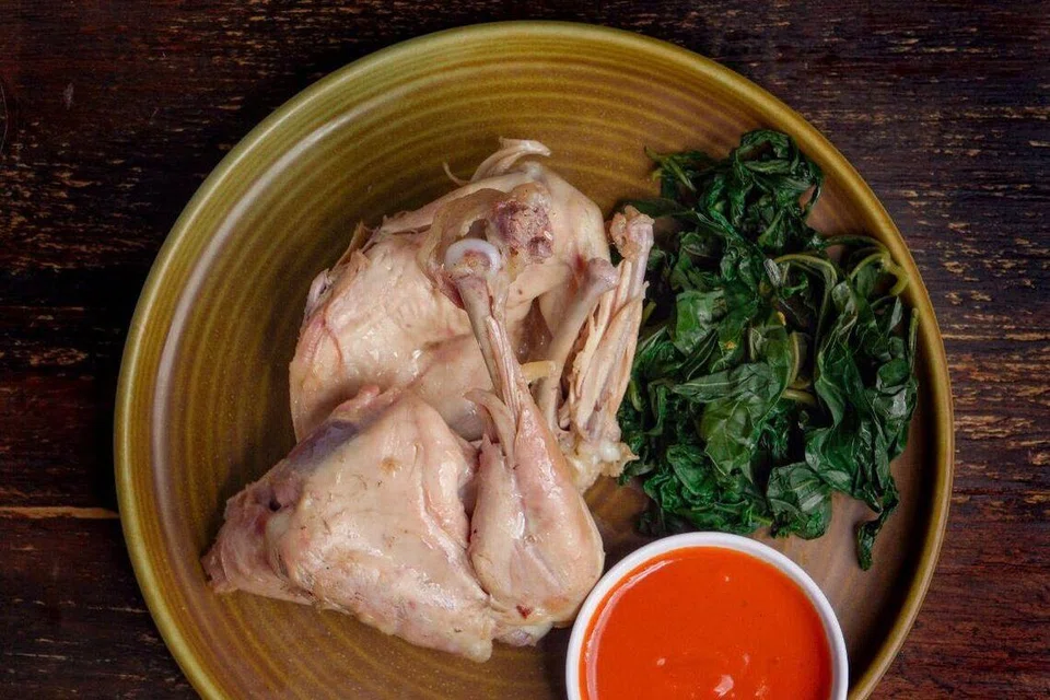 Hidangan ikonik Ayam Pop ialah hidangan ayam khas Minang yang direbus perlahan dengan air kelapa dan dinikmati bersama sambal khas yang cukup lemak dan sedikit pedas.