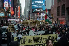 Orang ramai berarak di jalanan semasa satu protes menentang perang di Iran di New York pada 8 April 2026. Perhimpunan itu diadakan ketika gencatan senjata selama dua minggu antara Amerika Syarikat, Israel dan Iran mula berkuat kuasa, namun kekal rapuh susulan ketegangan berterusan di Selat Hormuz serta serangan berterusan di Lebanon. 