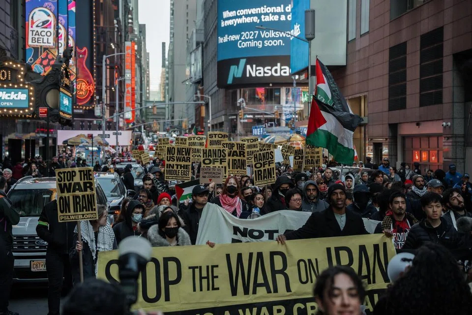 Orang ramai berarak di jalanan semasa satu protes menentang perang di Iran di New York pada 8 April 2026. Perhimpunan itu diadakan ketika gencatan senjata selama dua minggu antara Amerika Syarikat, Israel dan Iran mula berkuat kuasa, namun kekal rapuh susulan ketegangan berterusan di Selat Hormuz serta serangan berterusan di Lebanon. 