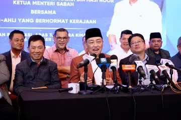 Ketua Menteri Sabah Datuk Seri Hajiji Noor (tengah) mengumumkan pembubaran Dewan Undangan Negeri Sabah pada sidang media selepas Majlis Perjumpaan Ketua Menteri Bersama Wakil Rakyat Kerajaan Sabah di Menara Kinabalu pada 6 Oktober. 