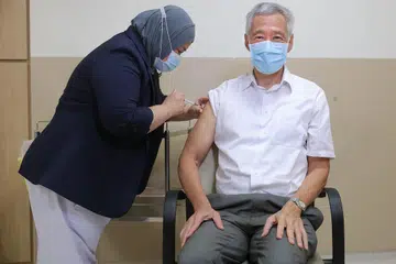 TERIMA SUNTIKAN TERBARU: Perdana Menteri, Encik Lee Hsien Loong, menerima suntikan vaksin Covid-19 yang dikemas kini di Hospital Besar Singapura (SGH). 
