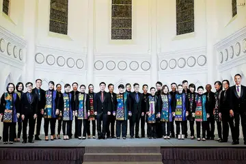 KOIR SEPARUH PROFESIONAL: The Graduate Singers, yang mempunyai 32 anggota, bekerjasama dengan pemuzik setempat bagi menghasilkan lagu asli dan unik sejak dua tahun lalu. Pengarah muzik kumpulan ini, Adyll Hardy, berdiri di kanan sekali. - Foto THE GRADUATE SINGERS