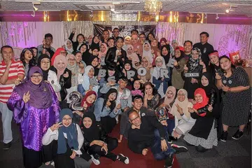 FOTO KENANGAN: Bersama ahli kumpulan kelab peminat 'Khai Bahar Spore' atau KBSPORE. - Foto fail KBSPORE 2018.