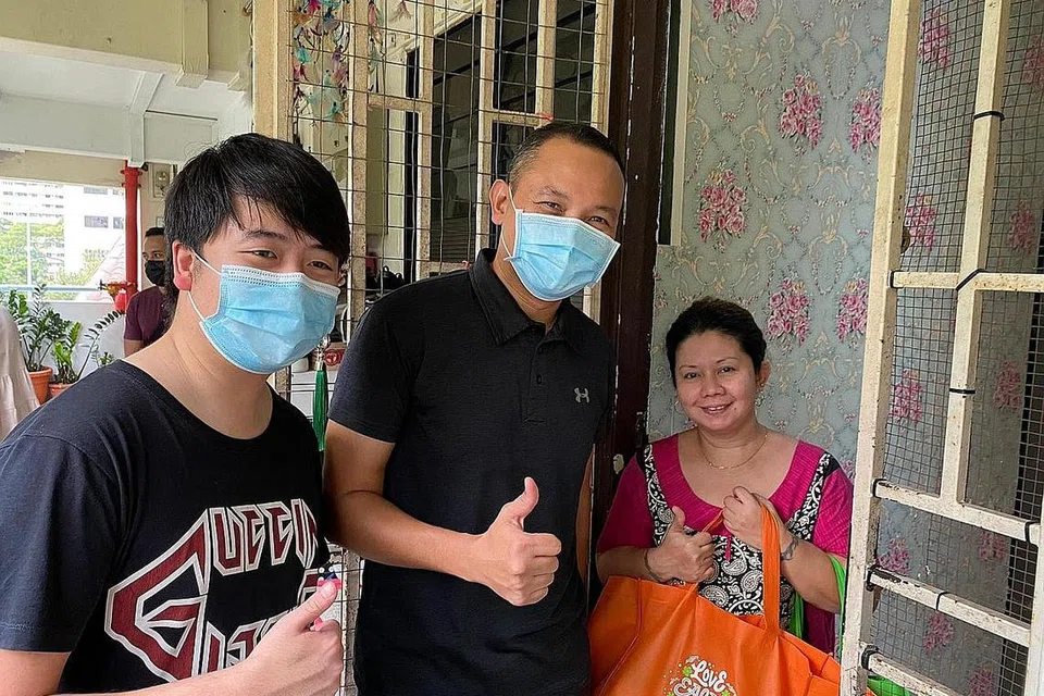 HULUR BANTUAN: Tenaga sukarela sekitar 150 orang akan membahagi-bahagikan bubur dan barang dapur kepada hampir 700 keluarga bulan ini terutama yang tinggal di flat sewa di Eunos Crescent, Marine Crescent dan Marine Terrace. - Foto PERSATUAN RAKYAT 