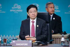 Bercakap pada Rahat Pemimpin Ekonomi Apec pada 16 November, Perdana Menteri, Encik Lawrence Wong, berkata meletakkan harga pada pelepasan karbon menjadikan kerjasama dalam pasaran karbon lebih mudah dicapai. Di belakang beliau ialah  Menteri Ehwal Luar, Dr Vivian Balakrishnan.