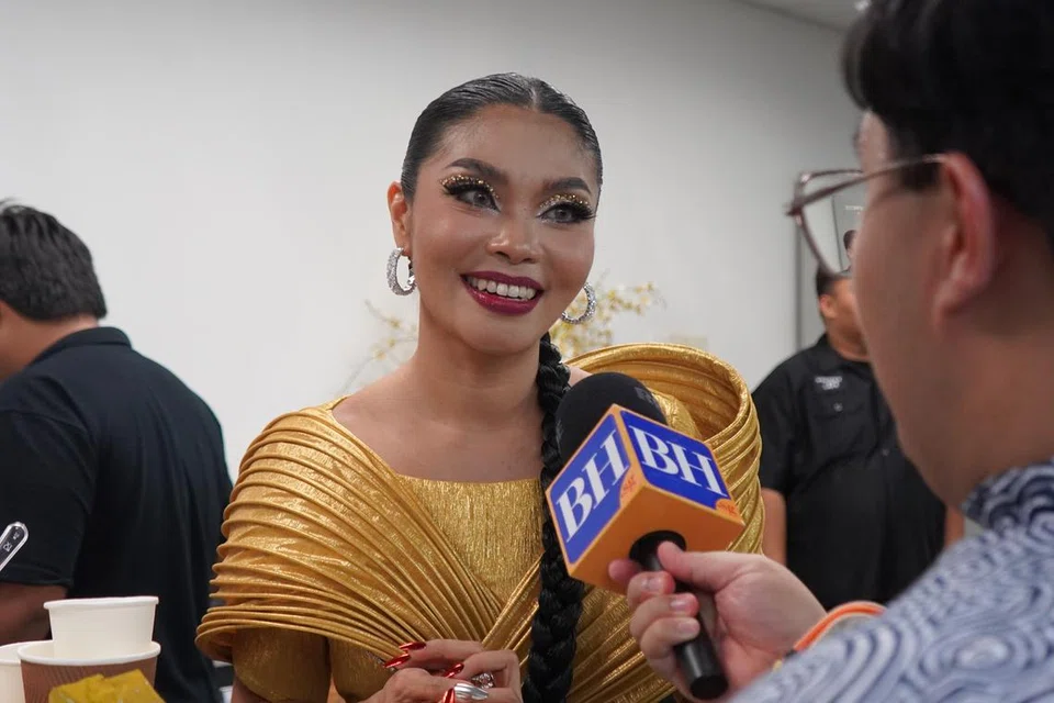 PELAJARI PERKARA BARU: Nikki Palikat membuat kajian mendalam dan mendapatkan pandangan pasukannya untuk setiap lagu yang dinyanyikan di pentas, ‘All Stars Gegar Vaganza’ kerana tidak pernah membawakan lagu-lagu tersebut. 