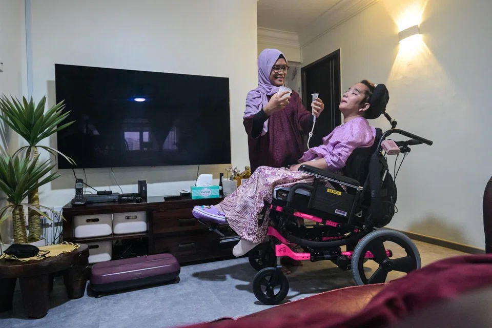 Cik Anisah Salim memberikan susu kepada Cik Nuruljannah melalui tiub langsung ke dalam perutnya. Anak keduanya itu memerlukan bekalan susu empat kali sehari. 
