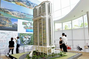 NAIK HARGA: Harga jualan semula hartanah privet bukan berhalaman seperti kondominium naik 0.9 peratus bulan lalu. Gambar menunjukkan model kondomunium setinggi 30 tingkat di Kallang Riverside. - Foto THE STRAITS TIMES