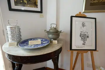 PAMERAN ARTIFAK: Antara artifak yang dipamerkan di Muzium Memorial Haji Yusoff ialah pinggan asahan yang digunakan di Gedung Kuning dan berusia kira-kira 100 tahun.