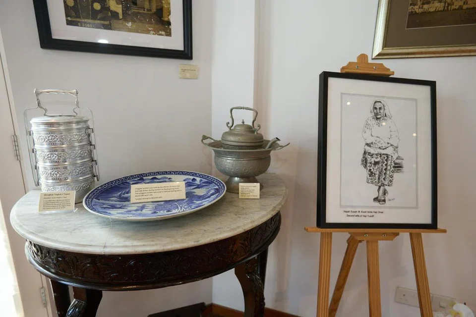 PAMERAN ARTIFAK: Antara artifak yang dipamerkan di Muzium Memorial Haji Yusoff ialah pinggan asahan yang digunakan di Gedung Kuning dan berusia kira-kira 100 tahun.