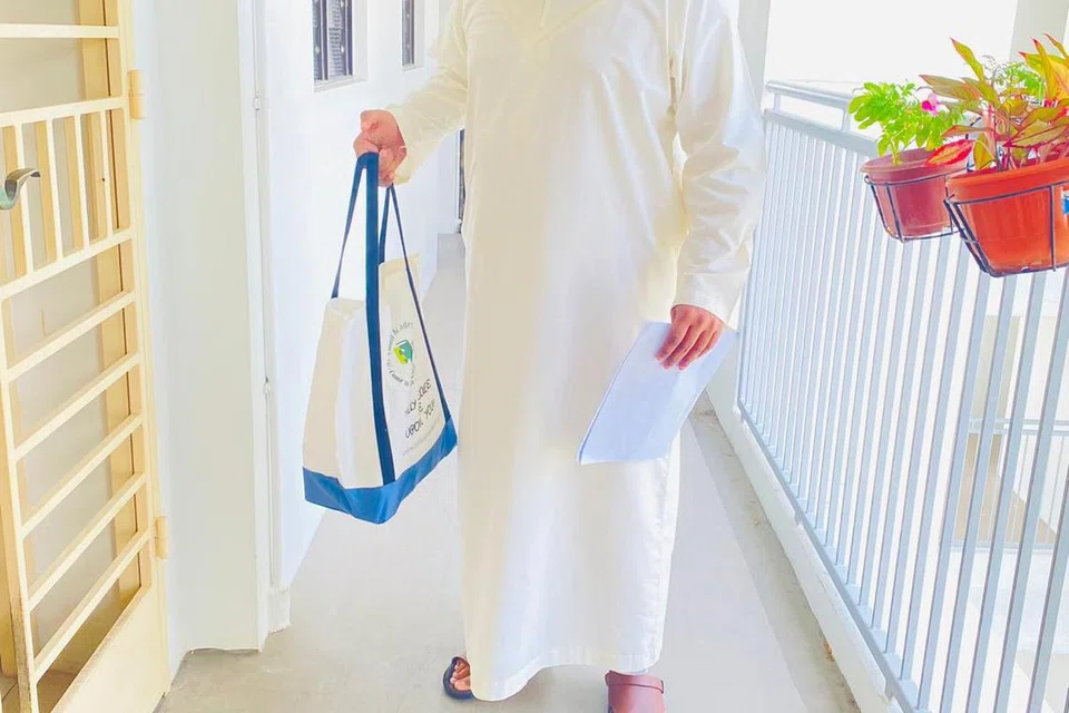 Pengasas Al Falah Academy SG (AFASG), Ustaz Muhammad Ferozudeen Al Hafiz, mengagihkan pek runcit dan daging korban dari rumah ke rumah penerima untuk projek Qurban Al Mubarak Australia. 