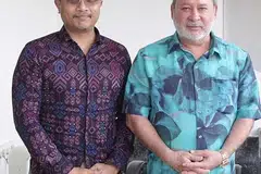 Penulis ketika menyingkap pertemuan dengan Sultan Johor, Sultan Ibrahim Sultan Iskandar, di beranda Istana Johor (gambar atas).