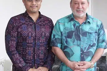 Penulis ketika menyingkap pertemuan dengan Sultan Johor, Sultan Ibrahim Sultan Iskandar, di beranda Istana Johor (gambar atas).