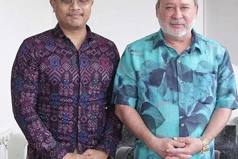 Penulis ketika menyingkap pertemuan dengan Sultan Johor, Sultan Ibrahim Sultan Iskandar, di beranda Istana Johor (gambar atas).