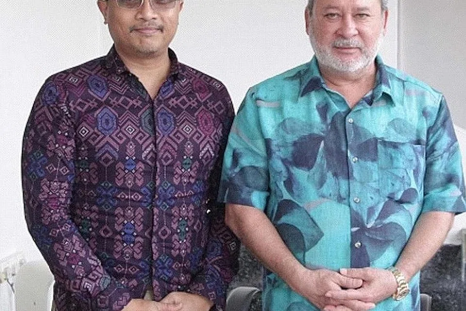 Penulis ketika menyingkap pertemuan dengan Sultan Johor, Sultan Ibrahim Sultan Iskandar, di beranda Istana Johor (gambar atas).