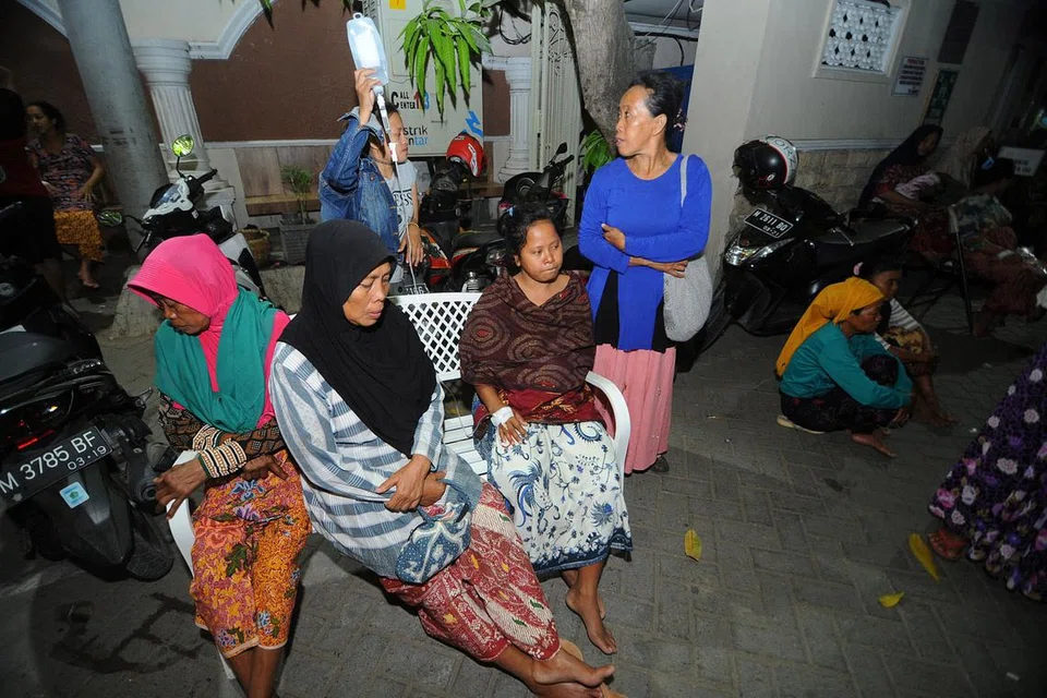 CARI TEMPAT PERLINDUNGAN: Pesakit duduk di kawasan terbuka di luar Hospital Larasati. - Foto REUTERS