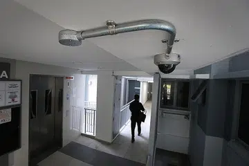 LANGKAH PENCEGAHAN: Kamera pengawasan seperti yang dipasang di lobi lif sebuah blok di Pasir Ris ini telah berjaya mengurangkan kes vandalisme dalam lif. - Foto fail