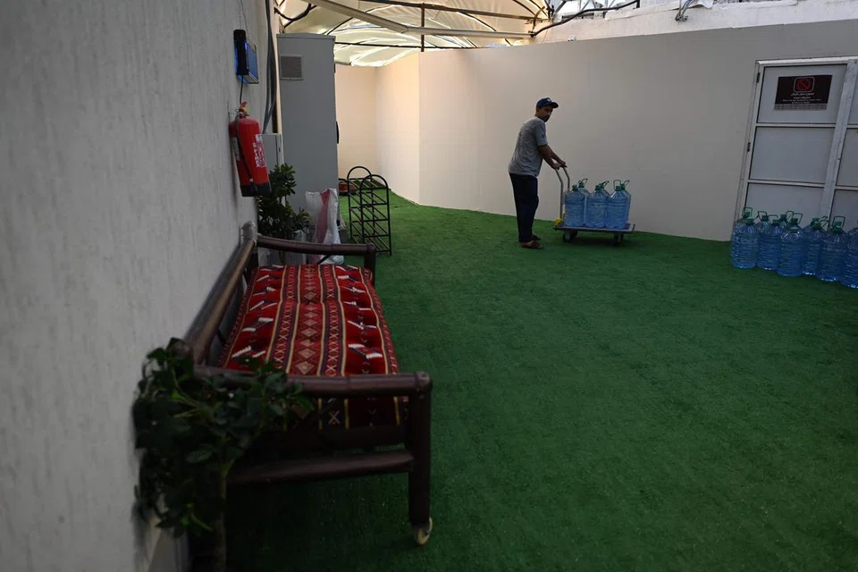 BEKAL AIR ZAMZAM: Seorang pekerja menghantar bekalan air zamzam ke kawasan khemah di Mina, sedang ribuan jemaah haji mula memasuki kawasan khemah di situ. 