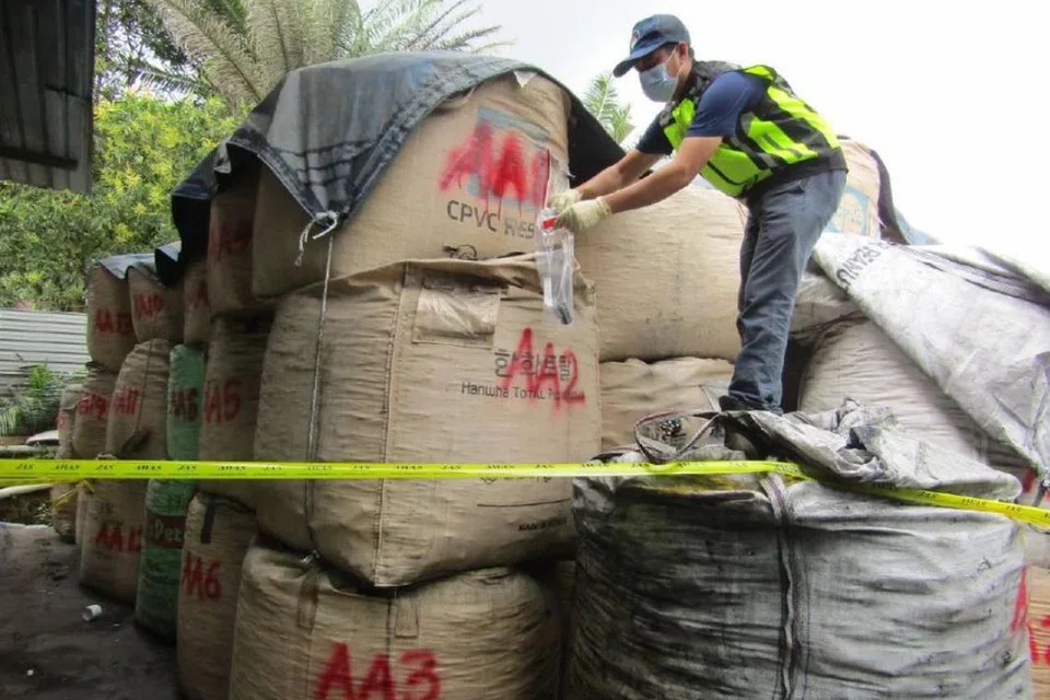 Puluhan guni mengandungi pelbagai sisa elektronik dan sisa berjadual seperti black powder (tembaga/nikel), lebih 670 tan perak yang belum dan sudah diproses ditemui dalam serbuan di kilang haram dekat Pahang.