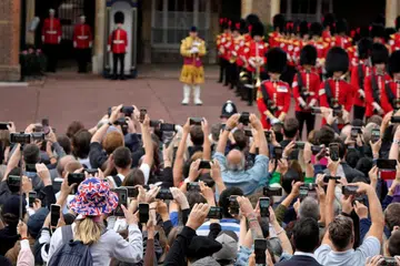 Orang ramai berkumpul di Istana St James, setelah King Charles III ditabalkan sebagai Raja baru Britain pada Sabtu (10 September). 