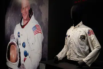 JAKET JUTAAN DOLAR: Jaket putih yang dihiasi bendera Amerika Syarikat beserta tanda nama Nasa, tampalan tentang misi Apollo dan juga nama "E.ALDRIN" dijual secara lelong oleh firma Sotheby. - Foto AFP