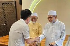 Bekas Anggota Parlimen Dilantik (NMP), Encik Calvin Cheng (kiri) bertemu Ustaz Mohamad Hasbi Hassan (tiga dari kiri) dan Ustaz Pasuni Maulan (dua dari kiri) untuk meluahkan rasa sesalnya terhadap kenyataan yang dimuat naiknya pada 13 Mac berhubung isu Gaza di Masjid Yusof Ishak pada 9 April.