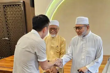 Bekas Anggota Parlimen Dilantik (NMP), Encik Calvin Cheng (kiri) bertemu Ustaz Mohamad Hasbi Hassan (tiga dari kiri) dan Ustaz Pasuni Maulan (dua dari kiri) untuk meluahkan rasa sesalnya terhadap kenyataan yang dimuat naiknya pada 13 Mac berhubung isu Gaza di Masjid Yusof Ishak pada 9 April.
