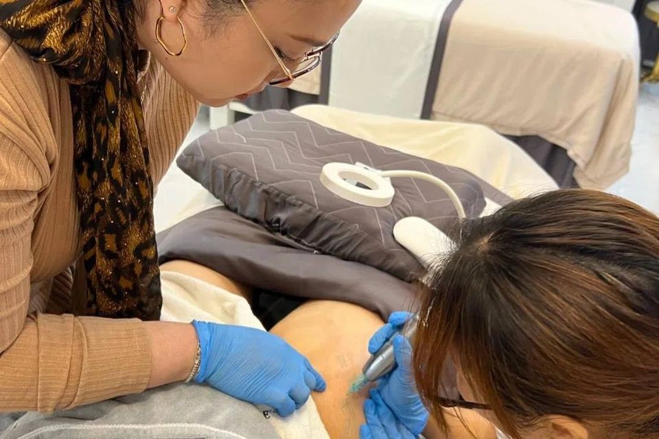 Cik Rosmawati Taib (kiri) membimbing seorang pelajar membantu pesakit dalam rawatan seperti pencerahan parut, kesan regangan atau stretch mark, serta lingkaran hitam.