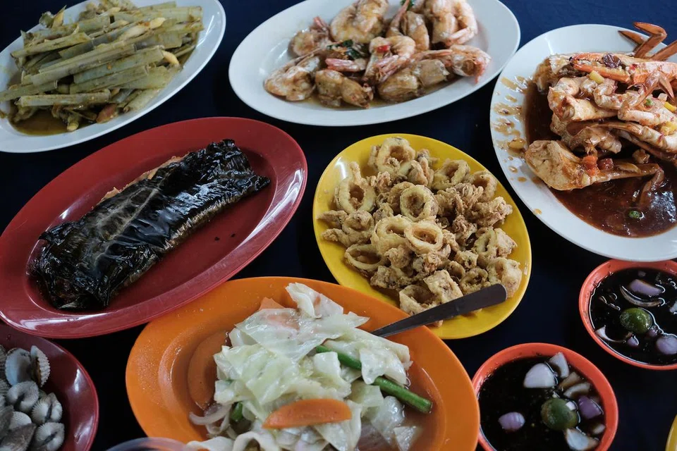 HIDANGAN MENYELERAKAN: Hidangan makan malam istimewa termasuk udang mentega, sotong goreng tepung, sotong telur asin dan kerang bambu sambal hijau.
