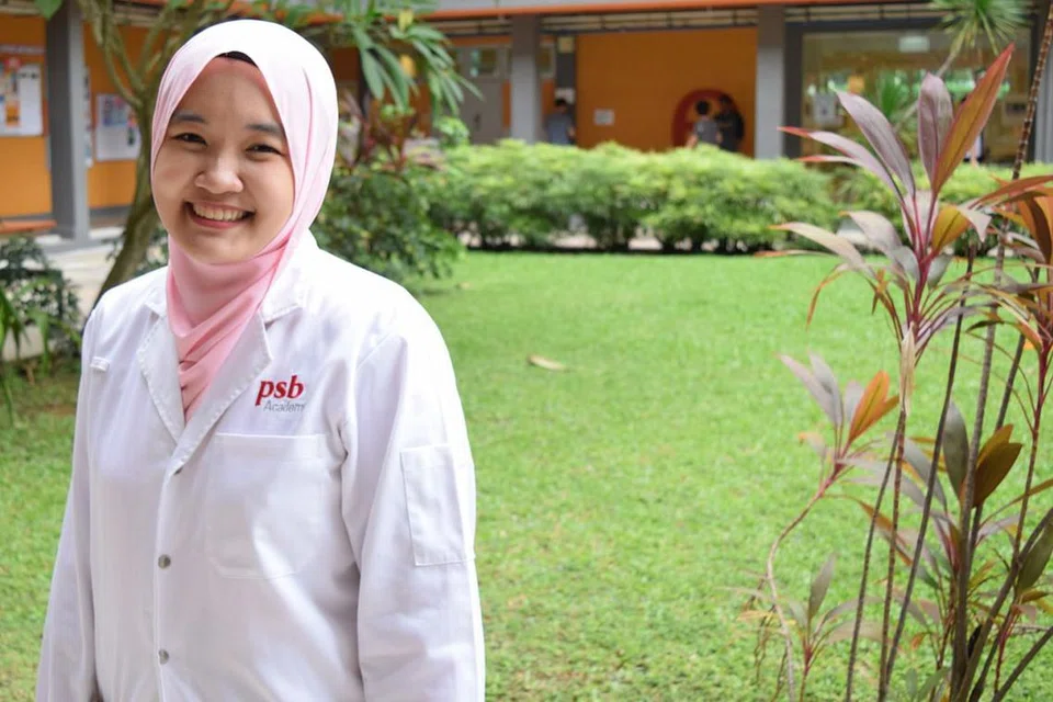CIK FATIN INSYIRAH FADIL: Selain kurikulum biasa, PSB Academy turut menawarkan kursus khas seperti cara menulis resume dan bagaimana mempersiap diri bagi sesi temuramah pekerja. Ini, kata Cik Fatin Insyirah, menawarkan asas yang baik bagi siswazah dalam perjalanan melangkah ke alam pekerjaan. - Foto PSB ACADEMY