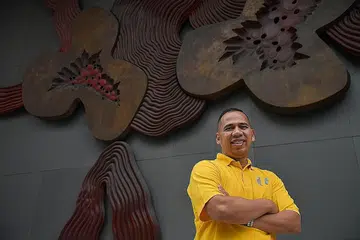 PEJUANG ISU PEKERJA: Encik Samad ingin memperjuang usaha mengukuhkan teras Singapura dan mengutamakan pekerjaan baik bagi pekerja Singapura selain mengutarakan keprihatinan mereka di Parlimen. - Foto BM oleh NG SOR LUAN