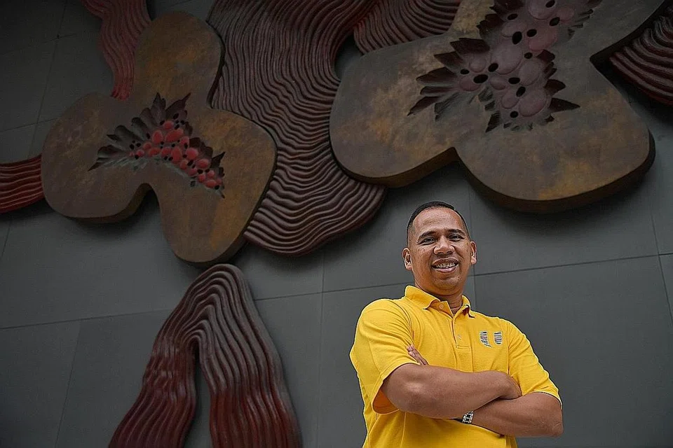 PEJUANG ISU PEKERJA: Encik Samad ingin memperjuang usaha mengukuhkan teras Singapura dan mengutamakan pekerjaan baik bagi pekerja Singapura selain mengutarakan keprihatinan mereka di Parlimen. - Foto BM oleh NG SOR LUAN