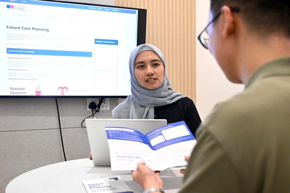 Perancang Penjagaan daripada Persatuan Golongan Kurang Daya Intelek Singapura (Minds), Cik Nur Rasheqah Mohd Rashed, memberi panduan sebagai sebahagian daripada inisiatif Perancangan Penjagaan bagi Masa Hadapan. Inisiatif baru ini menyokong orang kurang upaya dan penjaga individu sedemikian dalam usaha mereka merancang keperluan penjagaan masa hadapan secara proaktif.