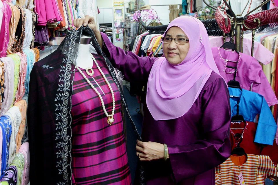 TEMPAHAN AGAK LEMBAP: Menurut Cik Afidah, tempahan baju kurung yang diterimanya susut sedikit sebanyak 20 peratus. - Foto fail