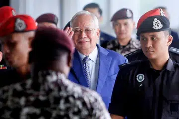 Bekas Perdana Menteri Malaysia, Encik Najib Tun Razak (berkot biru).