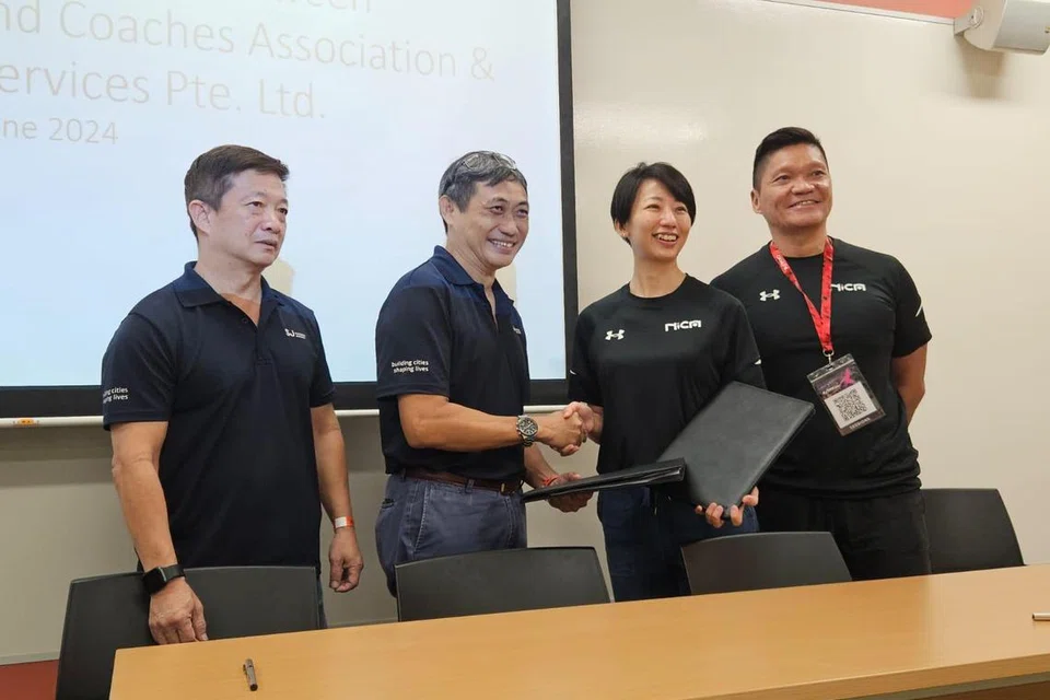 (Dari kiri) Pengarah, Kecergasan dan Kesejahteraan, Pertahanan Surbana Jurong (SJD), Encik Koh Yong Jin; Pengarah Eksekutif Kanan, Pertahanan, SJD, Encik Richard Tan; Setiausaha Eksekutif, Persatuan Instruktor dan Jurulatih Nasional (Nica), Cik Jean See dan Bendahari Am, Nica, Encik Tommy Yau.